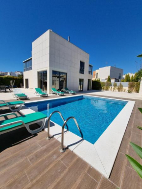 Luxury city Villa Olivia 10 - 15 min to the Beach Oura, private swimming pool